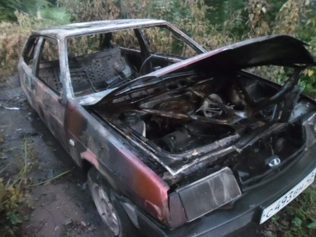 В п. Лянгасово неизвестные подожгли ВАЗ-2108.