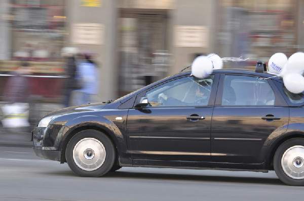 1 сентября белые воздушные шары украсят автомобили с детьми