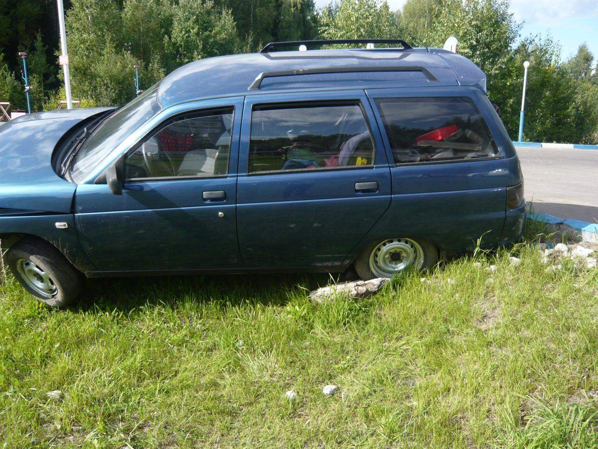 Машина наехала на бордюр, пострадали дети