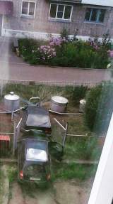 В Котельниче два автомобиля врезались в газохранилище во дворе жилого дома.