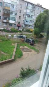 В Котельниче два автомобиля врезались в газохранилище во дворе жилого дома.