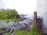 В д. Воробьи Слободского района неизвестные устроили пожар в нежилом доме.