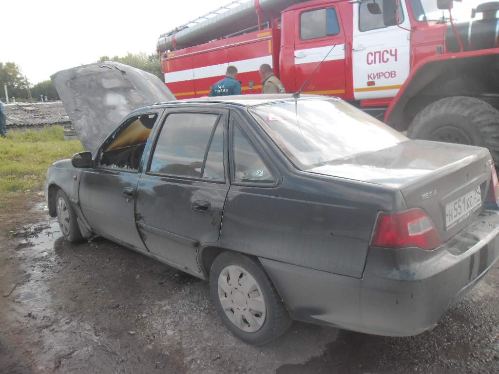 Из-за электрооборудования сгорели иномарка и садовый дом