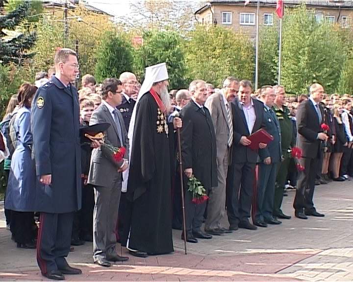 Возложение цветов к Вечному огню