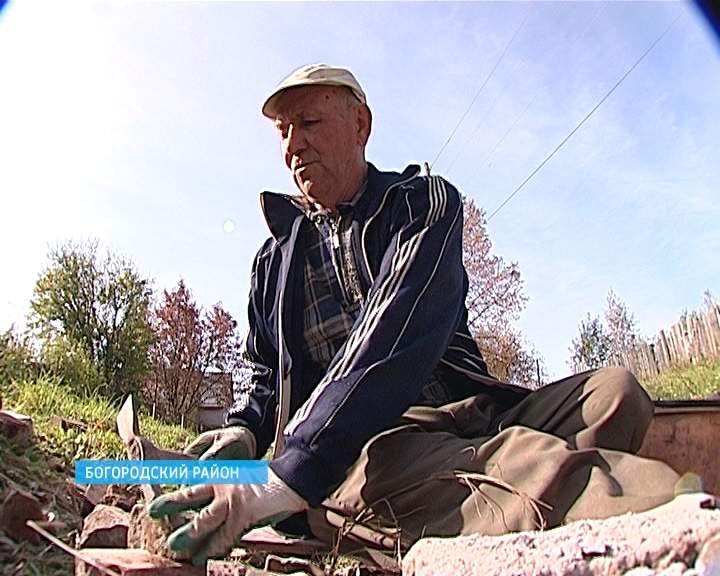 В деревне Мухачи Богородского района инвалид из грунтовки сам сделал нормальную дорогу