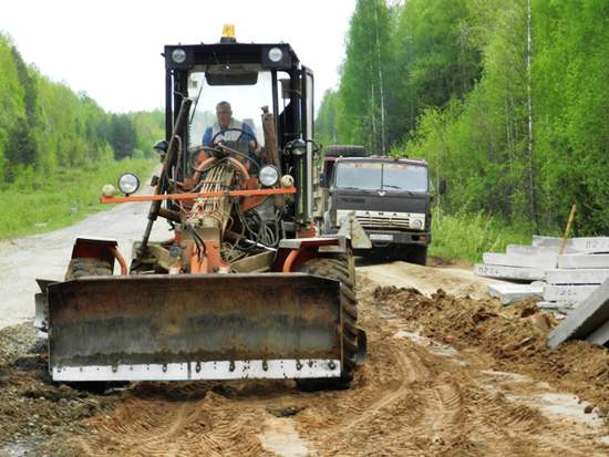 Почти 900 тысяч рублей должны выплатить дорожным строителям в Опарино.