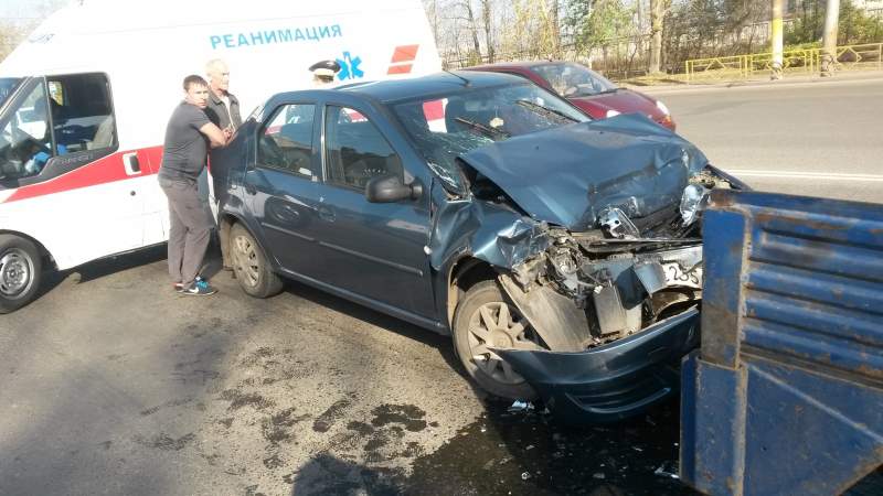 В ДТП на Октябрьском проспекте г. Кирова пострадали три автомобиля.