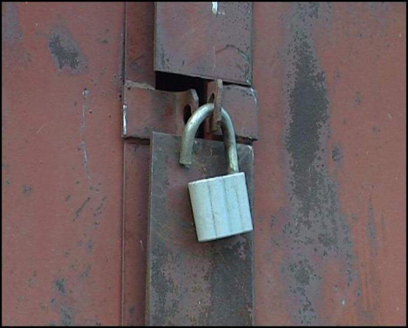 В п. Подосиновец из гаража украли четыре колеса и аккумулятор.