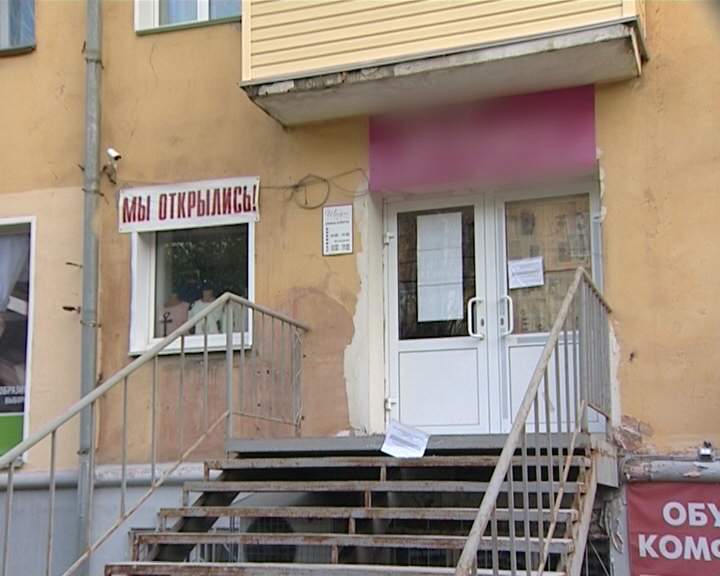 Незаконная лестница у магазина на улице Ленина