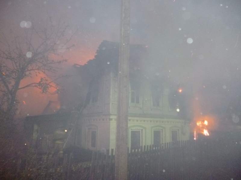 В Октябрьском районе г. Кирова сгорел жилой дом.