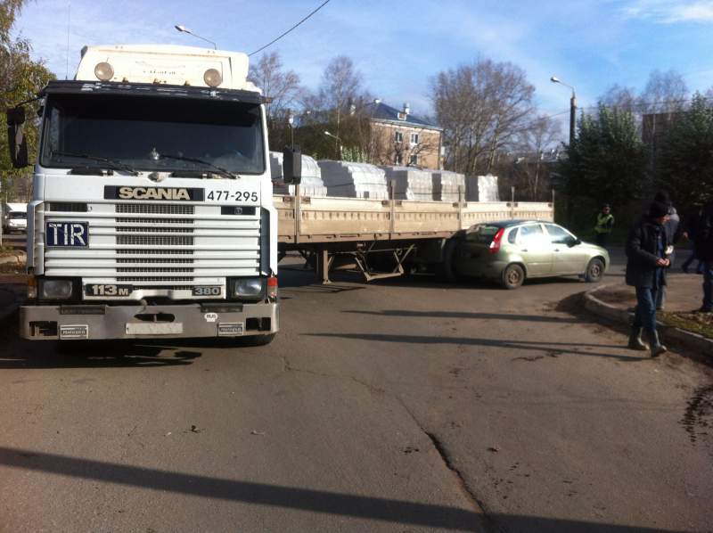 На улице Мира фура столкнулась с 