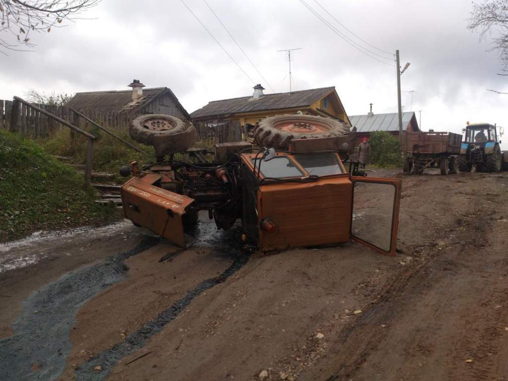 В Слободском районе перевернулся трактор.
