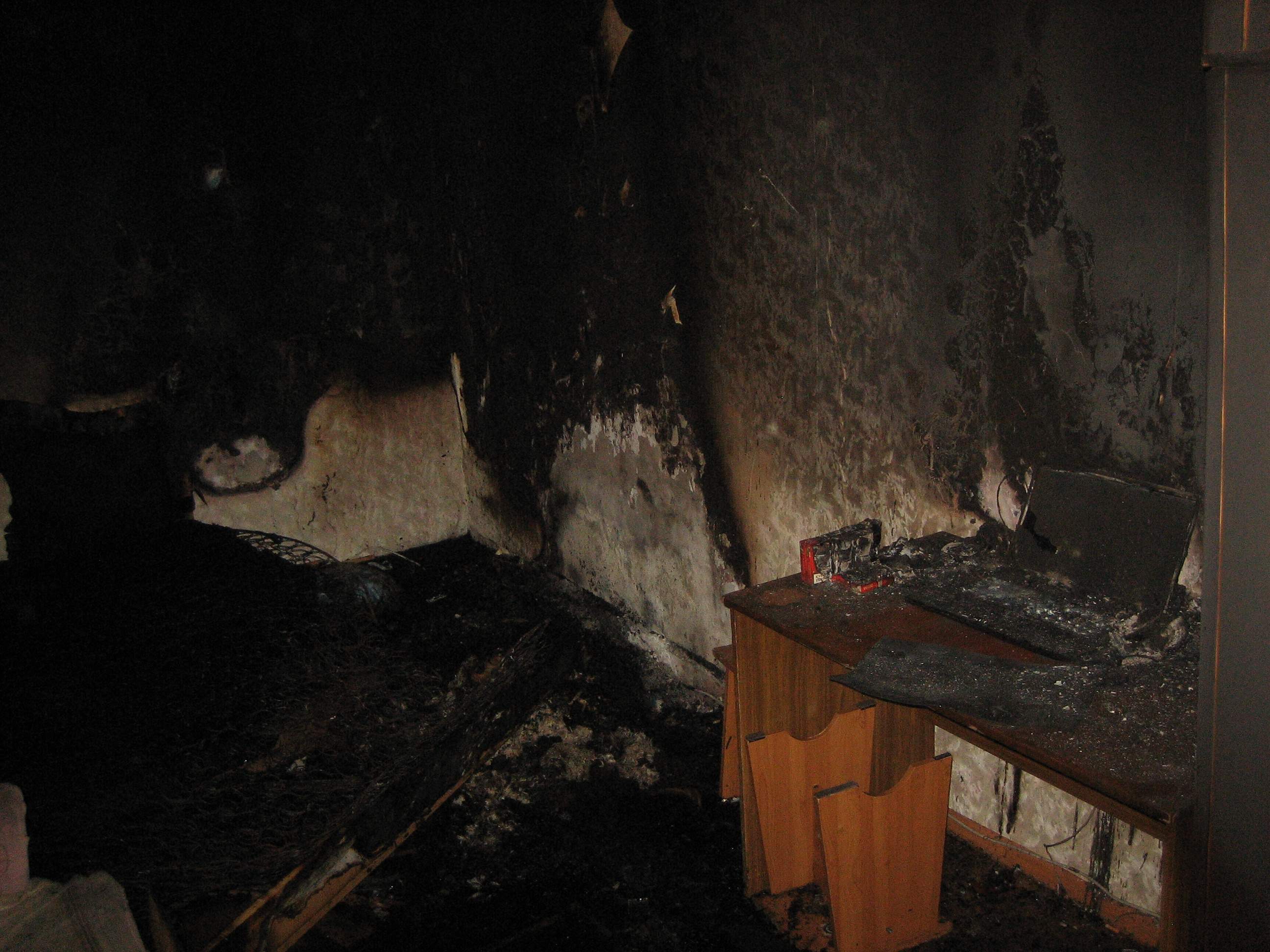 На Октябрьском проспекте выгорела квартира в жилом доме.