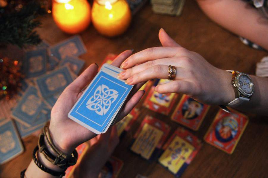 Жительница Шабалинского района за снятие порчи отдала лже-экстрасенсам полмиллиона рублей.