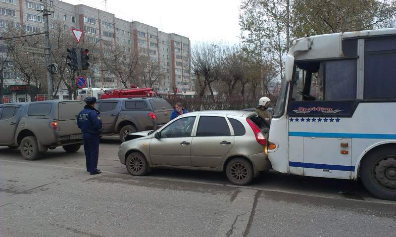 В Кирове две легковушки столкнулись с автобусом.