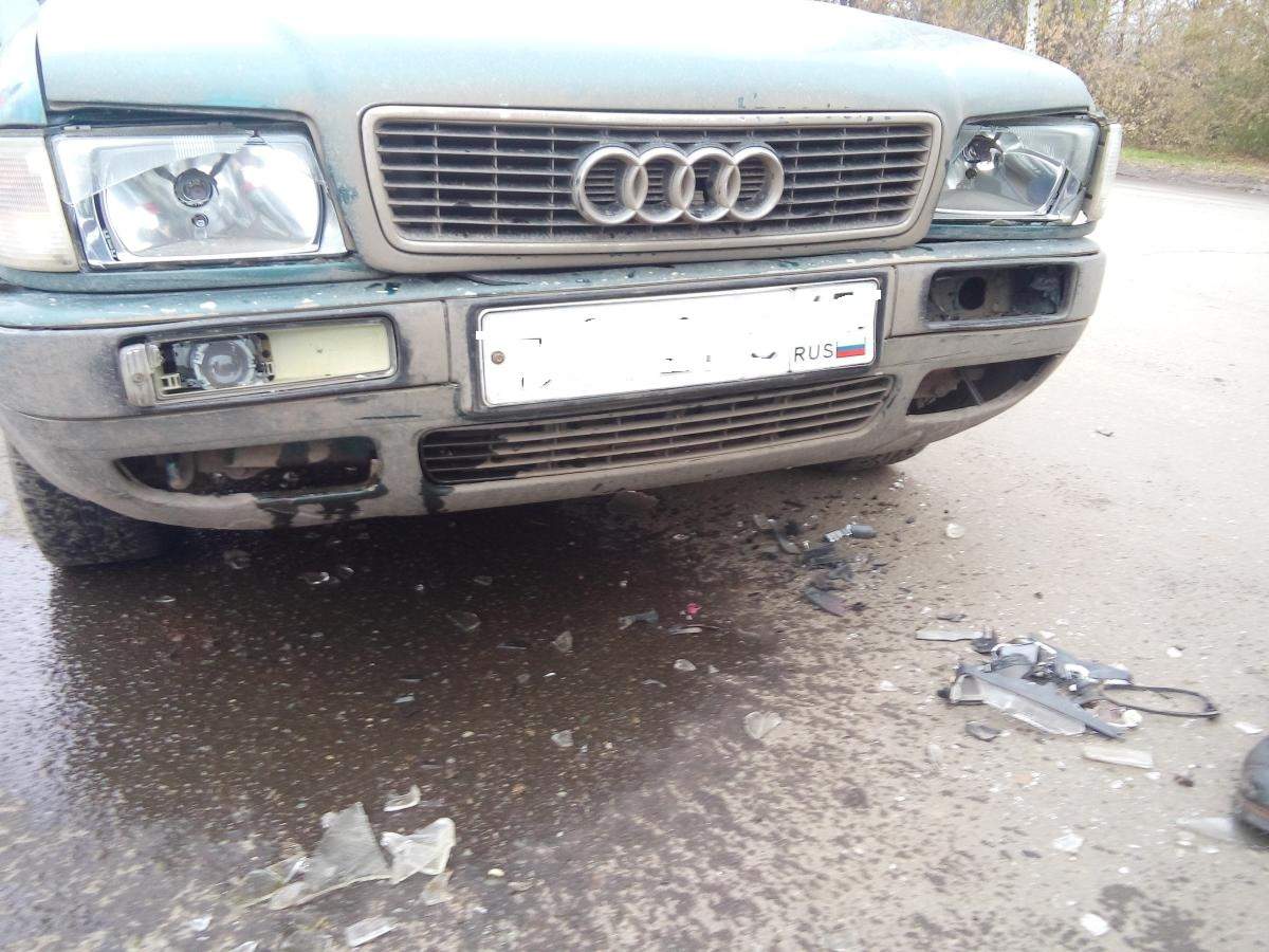 В Кирове столкнулись три автомобиля: двое пострадавших.