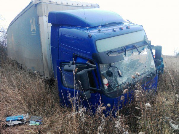 В Котельничском районе в кювет съехала фура Volvo: водитель погиб.