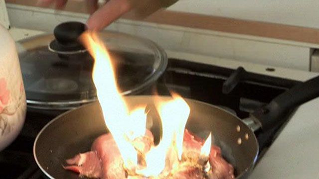 В Кирове пенсионерка едва не сгорела на собственной кухне.