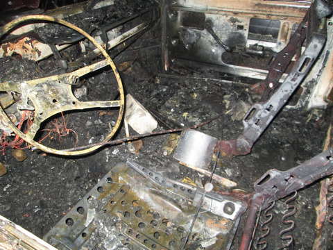 В Кирове в переулке Дачном за ночь разбили и сожгли два автомобиля.