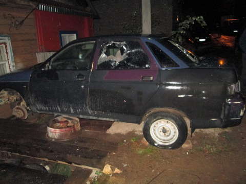 В Кирове в переулке Дачном за ночь разбили и сожгли два автомобиля.