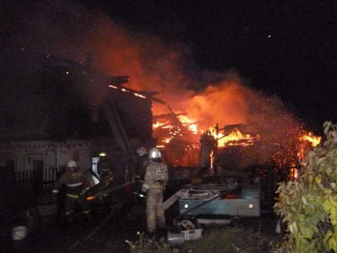 В Октябрьском районе г. Кирова сгорел жилой дом.