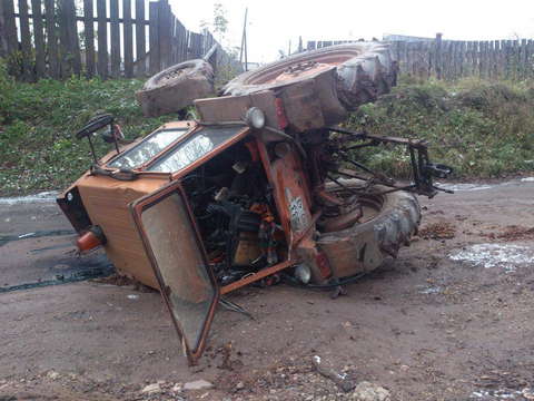 В Слободском районе перевернулся трактор.