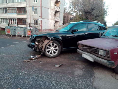 В Кирове автомобиль "ИЖ" столкнулся с "Инфинити".