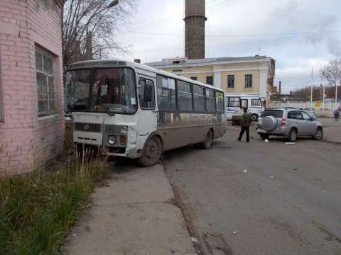 В Кирово-Чепецке ПАЗик врезался в стену дома