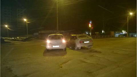 На улице Ленина столкнулись "Опель Корса" и  ВАЗ-21140.