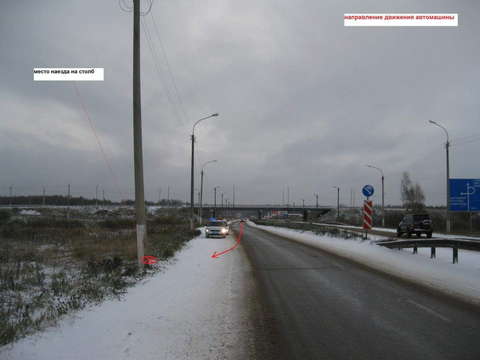 В Кирове "Ауди-80" врезалась в опору ЛЭП.