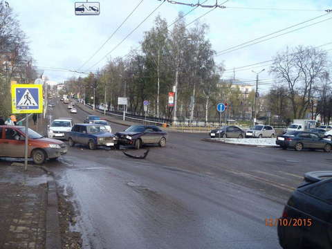 На улице Карла Маркса "Ауди" врезалась в "семерку". 