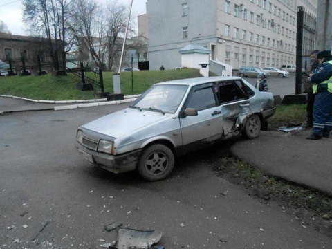 На улице Казанской столкнулись ВАЗ-21099 и "Ниссан": пострадали два человека.