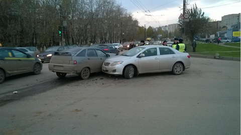 На улице Воровского "Тойота" врезалась в ВАЗ-2112.