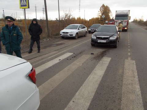 В Котельничском районе "Шкода" врезалась в такси.