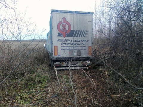 В Котельничском районе в кювет съехала фура Volvo: водитель погиб.