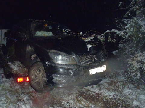 На автодороге Киров-Советск улетеле в кювет "Мерседес".