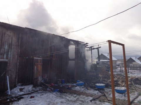 В Котельниче сгорели хозпостройки.