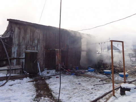 В Котельниче сгорели хозпостройки.