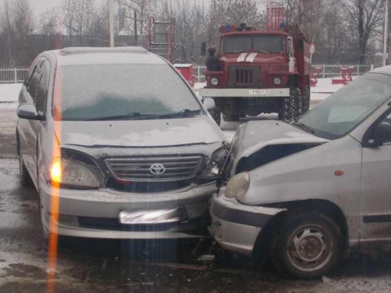 В Котельниче у автозаправки столкнулись две иномарки.