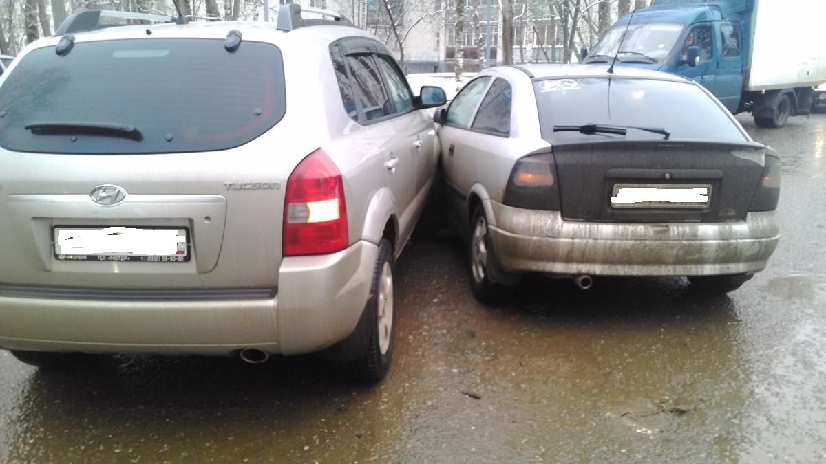 На перекрестке М.Гвардии и Дерендяева столкнулись две иномарки.