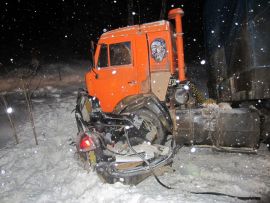 В Орловском районе Мазда-626 врезалась в КАМАЗ: три человека погибли.