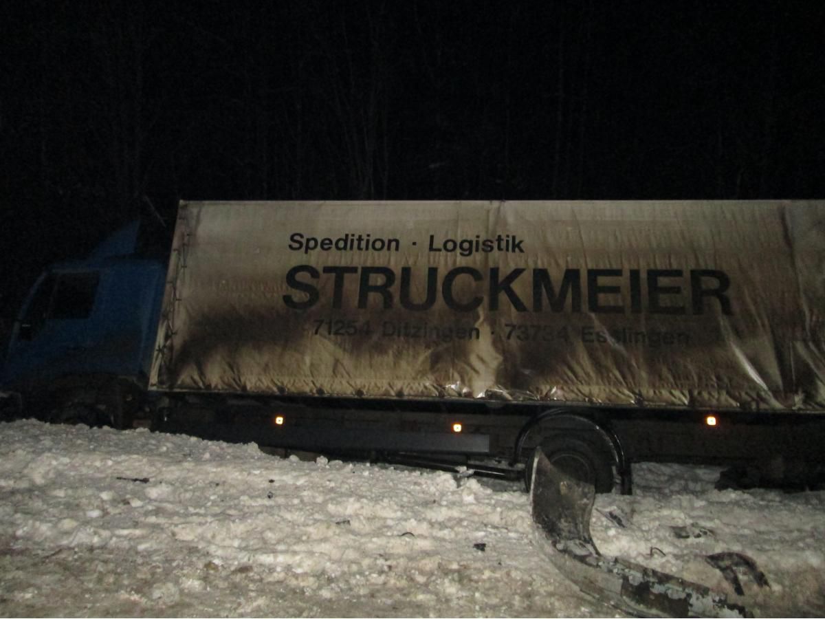 В Юрьянском районе фура врезалась в иномарку и четырех пешеходов.