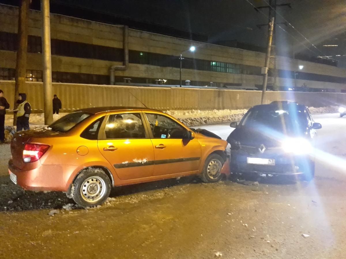 На Октябрьском проспекте столкнулись «Лада-Гранта» и «Рено-Сандеро»: один пострадавший.