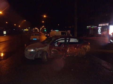 В Кирове столкнулись три иномарки: двое пострадавших.