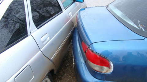 В Малмыже столкнулись автомобили ВАЗ-21120 и "Киа Авелла". 