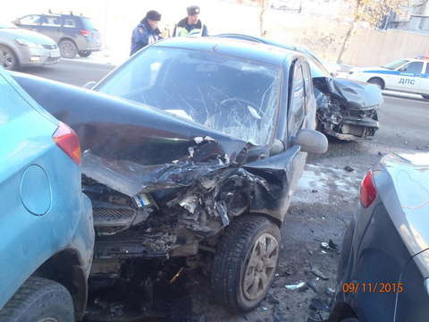 На улице Горького столкнулись четыре автомобиля: двое пострадавших.