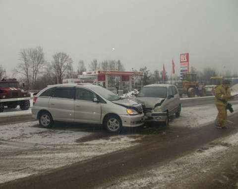 В Котельниче у автозаправки столкнулись две иномарки.