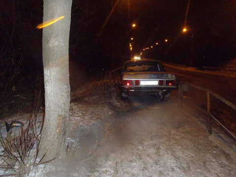 На улице Луганской "Волга" врезалась в дорожное ограждение.