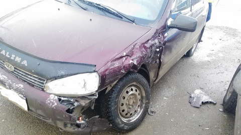 На перекрестке улиц Солнечной и Маршала Конева столкнулись "Лада-Калина" и "Шевроле-Нива".