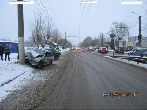 На улице Производственной "Форд" врезался в ВАЗ-2114.